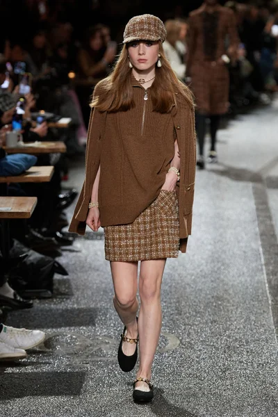 Look 18